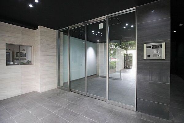 エントランスにはオートロックを採用し、防犯面にも配慮されています。
