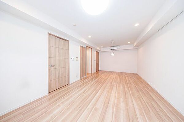 建具とフローリングのやさしい木目がナチュラルで明るい空間を演出します。す。※画像はＣＧ合成によるイメージです。※リフォーム後のイメージ画像です。リフォームには別途費用がかかります。