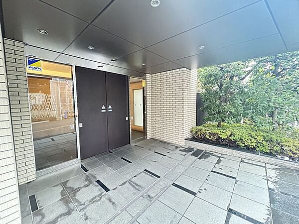 住まいの顔となる、落ち着いた雰囲気のエントランスです。