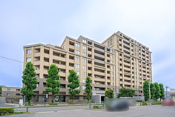 美しい街並みに調和しながらも、存在感を放つ洗練された外観。落ち着いた色調と重厚なデザインが、上質な暮らしを予感させます。