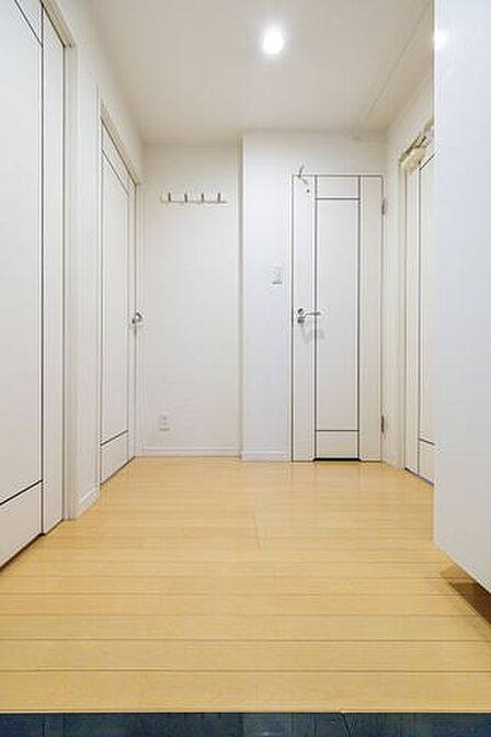 玄関スペースには、豊富な収納力のあるシューズボックスがあります。