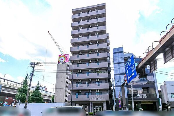 重厚感のあるタイル張りのマンションです。