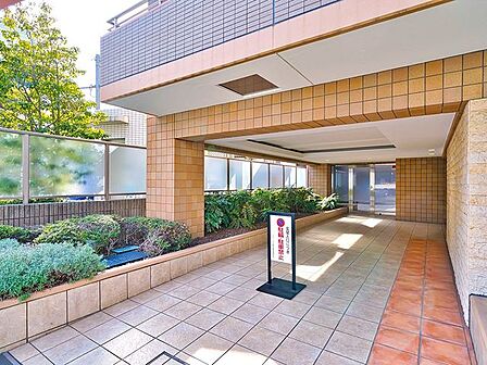 重厚感のある外壁タイル貼りの上品な佇まいのマンションです。