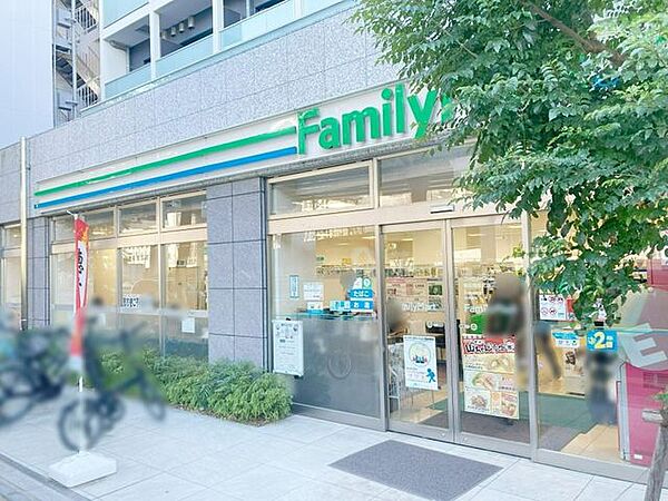 ファミリーマート飯田橋駅北店 徒歩3分。 180m
