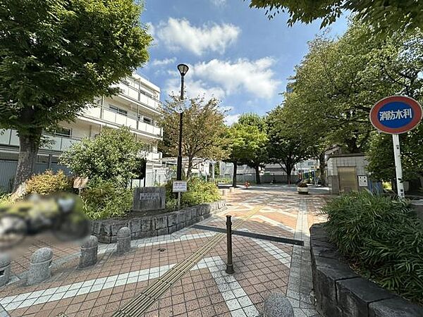 新宿区立新小川公園 徒歩3分。 240m