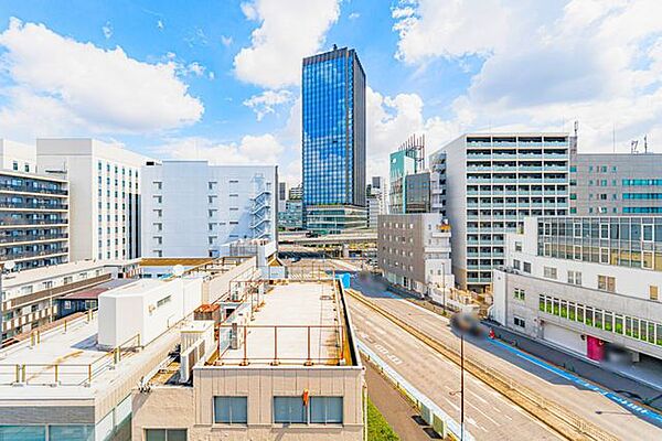 お部屋からは開放的な都心の空を望めます。