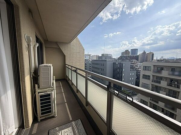 陽光が差し込むゆとりあるバルコニー。洗濯物もゆったり干せる奥行きがあります。