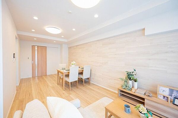 清潔感のある明るいフローリングがお部屋に馴染み、心地よい空間を演出します。リビング壁一面にはエコカラットを採用し、高級感があります。※室内の家具・小物等は販売価格に含みません。