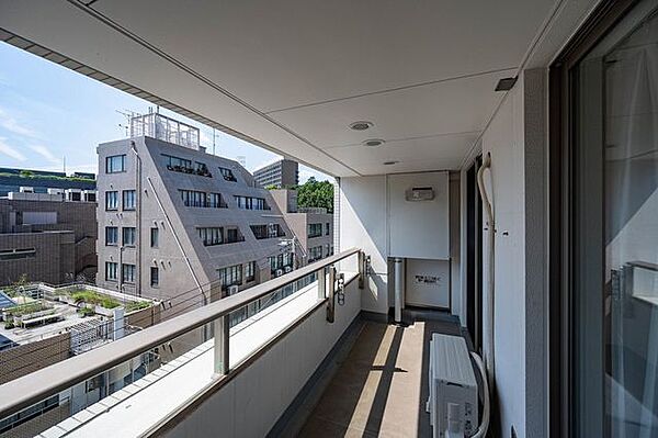 陽光と爽やかな風を感じる、開放感のあるバルコニーです。