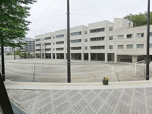 豊島区立千登世橋中学校まで徒歩1分。 70m