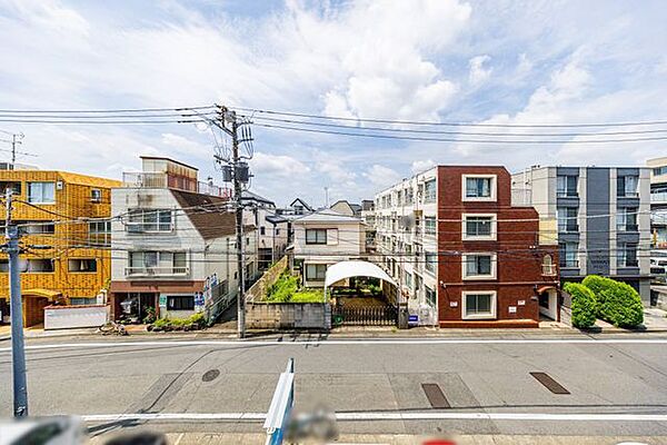 低層の街並みを望む、視界の抜けた眺望です。