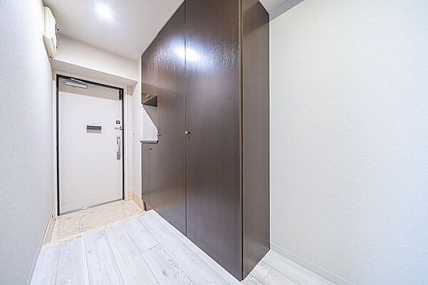 玄関には収納付きのシューズボックスがございます。