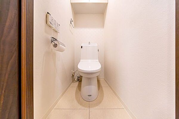 トイレの上部には収納付。トイレットペーパー等、買い置きもできます。