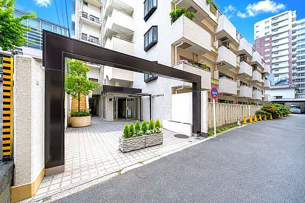 音羽通りから1本入った立地のマンションです。