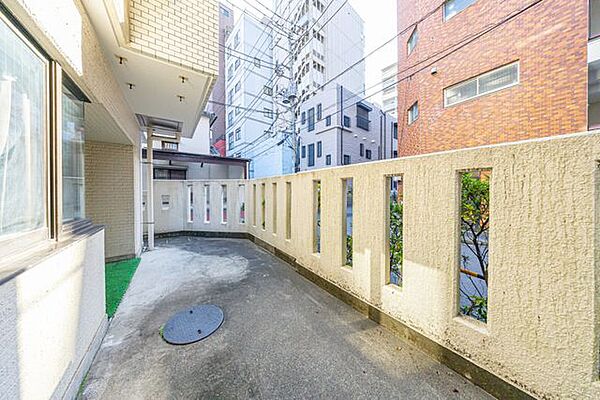 開放感のある広々テラス付きのお部屋です。
