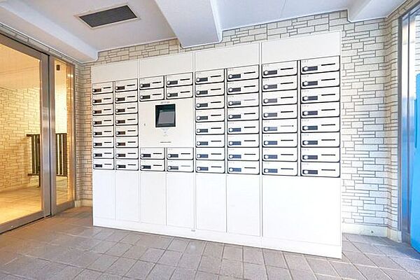 不在時にも荷物が受け取れる宅配BOX付です。