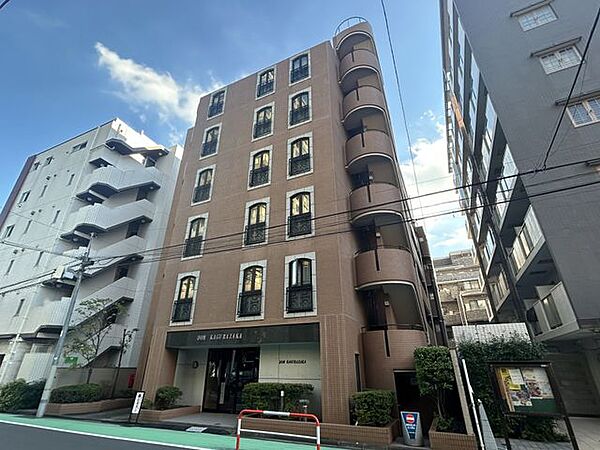 重厚感のあるタイル張りのマンションです。