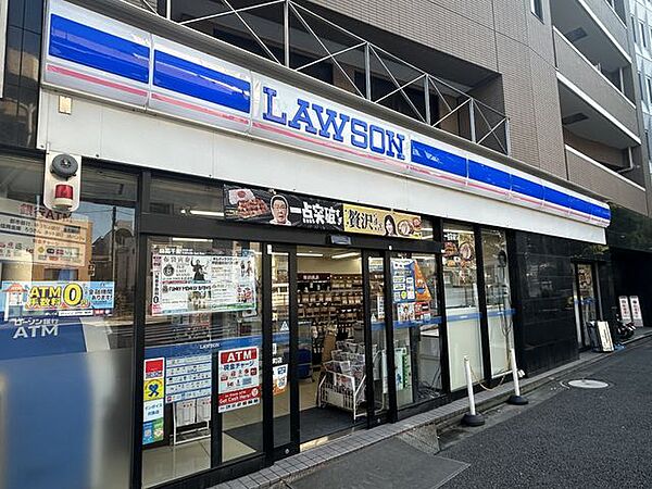 ローソン新宿水道町店 徒歩4分。 290m