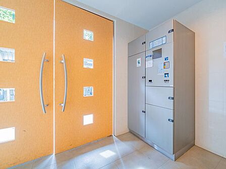不在時にも荷物が受け取れる宅配BOX付。荷物の受け取りが多い方に便利な設備です。