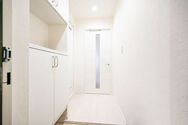 【玄関】住まいの第一印象を彩る、明るく清潔感のある玄関スペースです。※リフォーム後のイメージ画像です。リフォームには別途費用がかかります。
