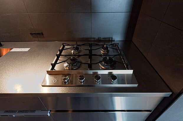 キッチン：4口コンロとステンレスバイブレーション仕上の映えるキッチン。食洗器付き。