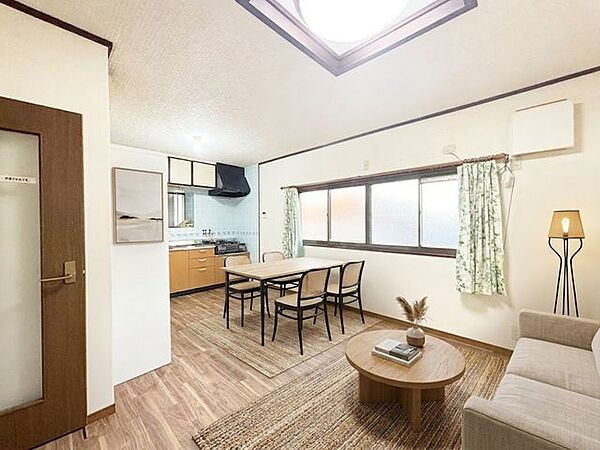 【2階】LDKが縦長に配置された間取りの為、『壁面が多く取れるので家具を配置しやすい』、『キッチンから部屋全体を見渡せる』といったメリットがあります。＊AIで家具入れをしています。