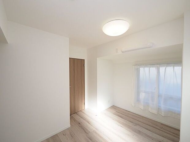 窓もあり採光もきちんと確保できます。クローゼットも設置しておりお部屋の中をすっきりすることができます。