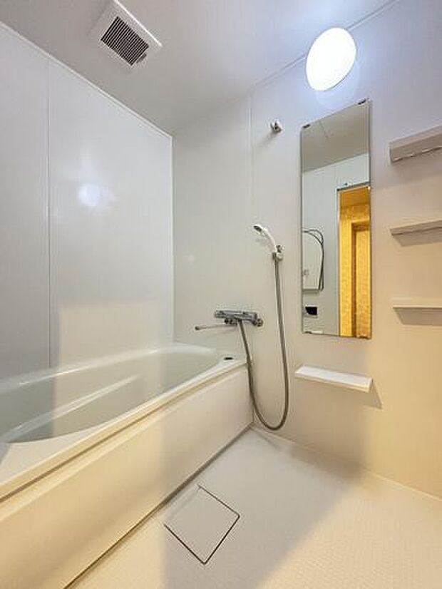 全面をホワイトで統一した落ち着きのある大人の空間の浴室。ホワイト系の色合いとすることで高級感漂う中でゆったりとした落ち着いた雰囲気になります。また、水垢汚れを早期に見つけることができます。