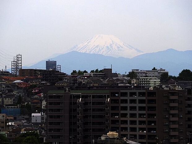 圧倒的な存在感の富士山。自宅にいながらこんなにハッキリと見ることができます。