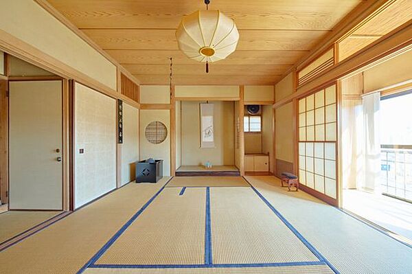 風情ある日本家屋、静寂の中で歴史と芸術が息づく美しい外観。