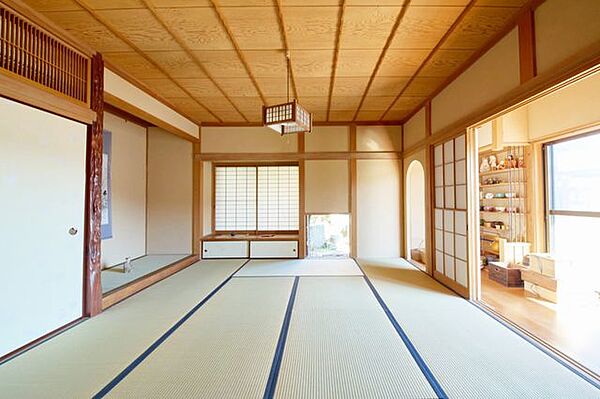 静寂に包まれる茶室、心を落ち着け、深い安らぎをもたらす至高の空間。