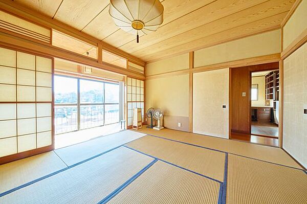 陽光が降り注ぐ和室、明るく温かな空間で心も体もリフレッシュ。