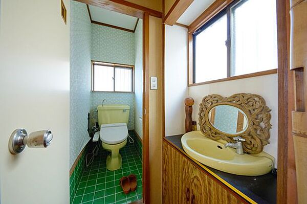 トイレの個室に手洗い器を設置。一つの空間で完結するため、あちこち触らずに手を洗えるので衛生的です。またお客様目線でもプライベートな空間でささっと使える水場があると安心感がありますね。