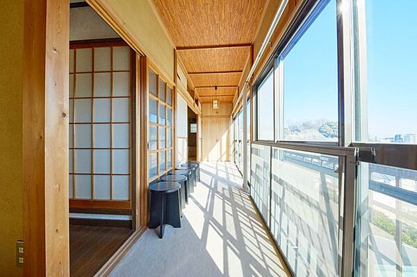 横須賀の街並みを一望できるバルコニー、静寂の中で贅沢なひとときを。