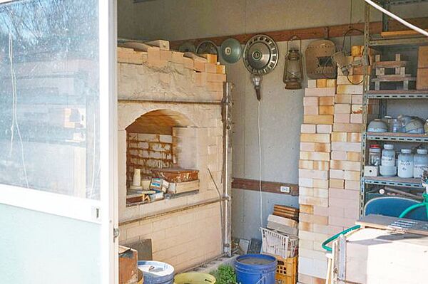 陶芸の真髄を感じるガス窯、こだわりの作品づくりに最適な環境を提供。