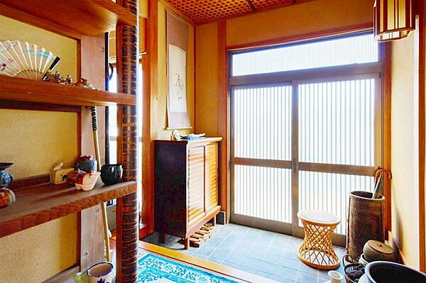 歴史を感じさせる趣ある玄関、静かな美しさが迎える上質な第一印象。