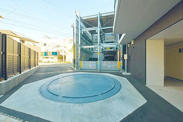 ターンテーブル付きで車の出し入れがスムーズな機械式駐車場。敷地内で完結でき、駐車が苦手な方でも利用しやすい設備が嬉しいポイントです。