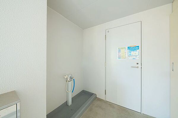 ゴミ置き場は管理員によりいつもきれいに保たれています。共有の水栓付きスペースがあり、自転車やアウトドア用品の洗浄に便利。屋根のある半屋外で使いやすく、共用設備として嬉しい実用性の高いポイントです。
