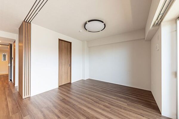 各居室にウォークインクローゼットが完備されておりますので、それぞれのお部屋で、衣類を管理することができます。