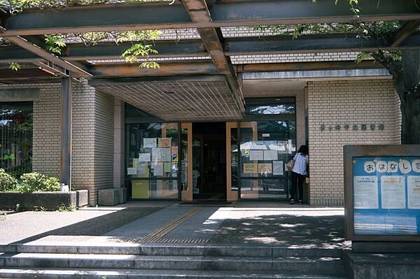 茅ヶ崎市立図書館 徒歩7分。 500m