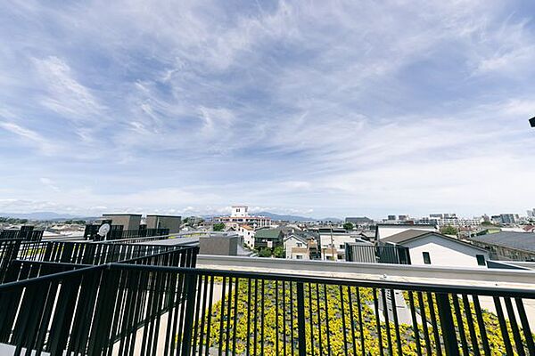 天気のよい日には屋上テラスから富士山が望めます。