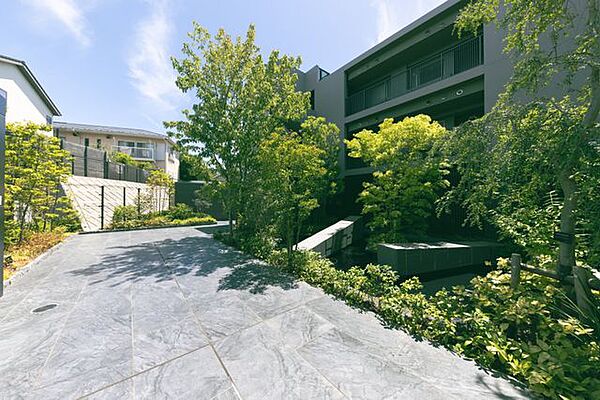 中庭には植樹された緑と水辺がございます。