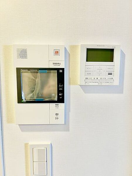 来訪者を画面で確認できるモニター付きインターホンを採用。防犯性が高く、小さな子どもがいる家庭でも安心して暮らせるセキュリティ設備です。