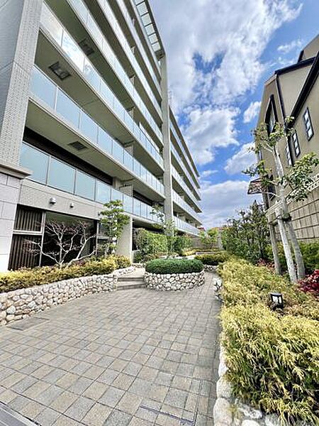 美しく整備された植栽と広いアプローチが迎える共有部。開放的で清潔感があり、帰宅のたびに心地よさを感じられる魅力的なエントランスです。