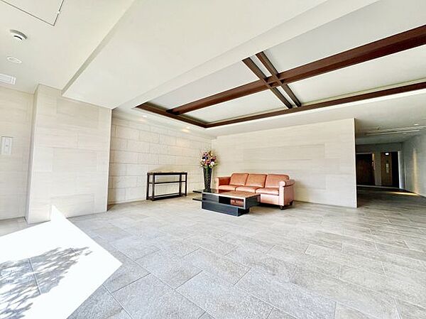 明るく開放的なロビーは、上質なタイルと落ち着いたインテリアが調和するホテルのような空間。来客時にも好印象で、毎日の帰宅が楽しみになる共用エリアです。