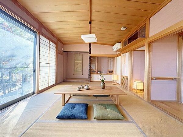 1階に設けた約10帖のゆとりある和室。床の間と障子が織りなす落ち着いた空間で、客間や寛ぎの場として多用途に活躍。陽光が差し込み、心安らぐ和のひとときを演出します。＊AIで家具入れをしています。