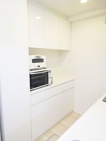 キッチンの備え付け収納も分譲時に色を合わせて増設しました。