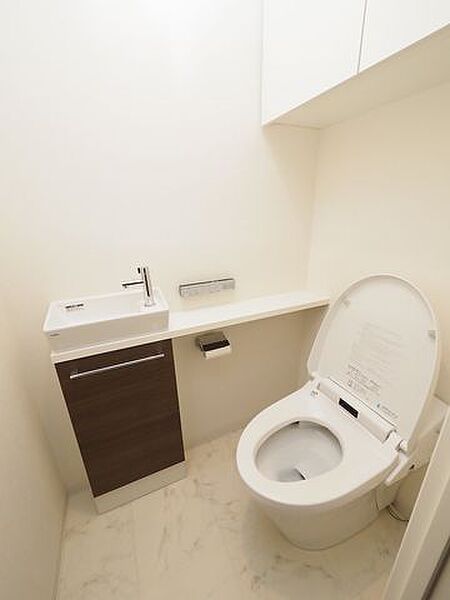 ウォシュレット付のタンクレストイレ。トイレ内に手洗いが付いておりますので衛生的です。