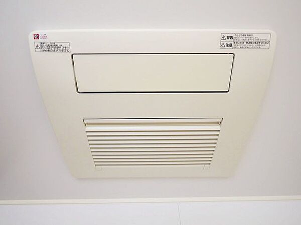 浴室乾燥の他、暖房、冷風、24時間換気、またタイマー機能もついています。また洗濯物が多く、手っ取り早く洗濯物を乾したい時や梅雨の雨続きの時、花粉症の人がいる場合などに浴室乾燥機があると便利です。
