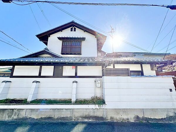 和の趣を大切に受け継いだ、存在感のある外観。深い軒と重なり合う屋根が美しく、年月を経ても色褪せない魅力を感じさせます。「帰るのが楽しみになる」そんな一邸です。